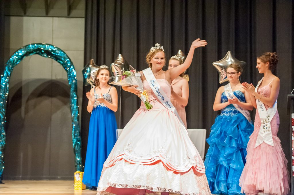 Newly crowned Miss Osoyoos Teagen Aspell masters the royal waive. (Richard McGuire photo)