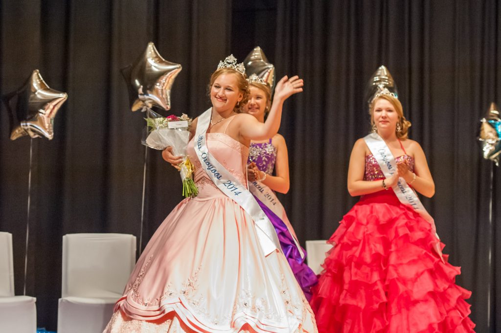 Newly crowned Miss Osoyoos Teagen Aspell masters the royal waive. (Richard McGuire photo)