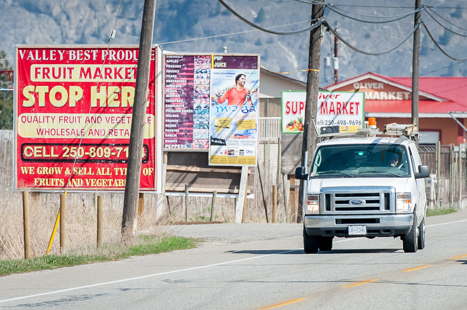 Rural residents in Osoyoos and Oliver will see some amendments to the regional district’s sign bylaw, but enforcement continues on illegal signs. Last fall the RDOS announced that it would address complaints about too many signs along Highway 97 between Oliver and Osoyoos. Officials stated the proliferation distracts drivers and negatively impacts the natural beauty of the area. (Richard McGuire photo)