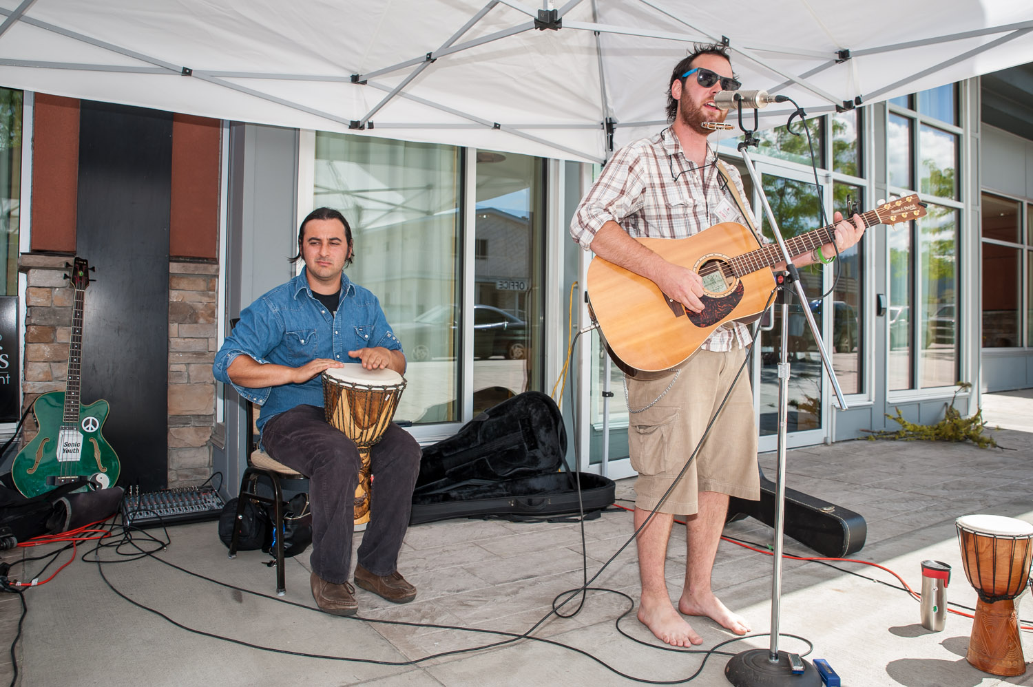 Musicians Justin Koshman, of Summerland, (right) and Ari Cipes, of Kelowna, entertained at Slow Food Thompson Okanagan's second annual Market of Taste on Sunday. The event was part of a celebration of "Slow Food" held at the Watermark Beach Resort. (Richard McGuire photo)