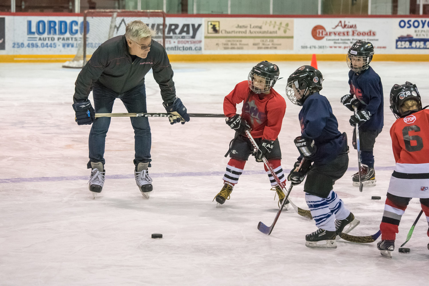 Former NHL hockey player Ryan Walter helped Osoyoos youngsters at their practice on Friday. (Richard McGuire photo)