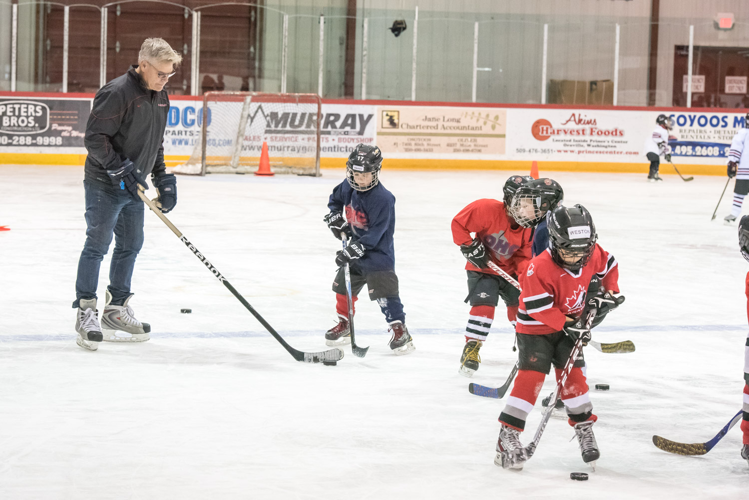 Former NHL hockey player Ryan Walter helped Osoyoos youngsters at their practice on Friday. (Richard McGuire photo)
