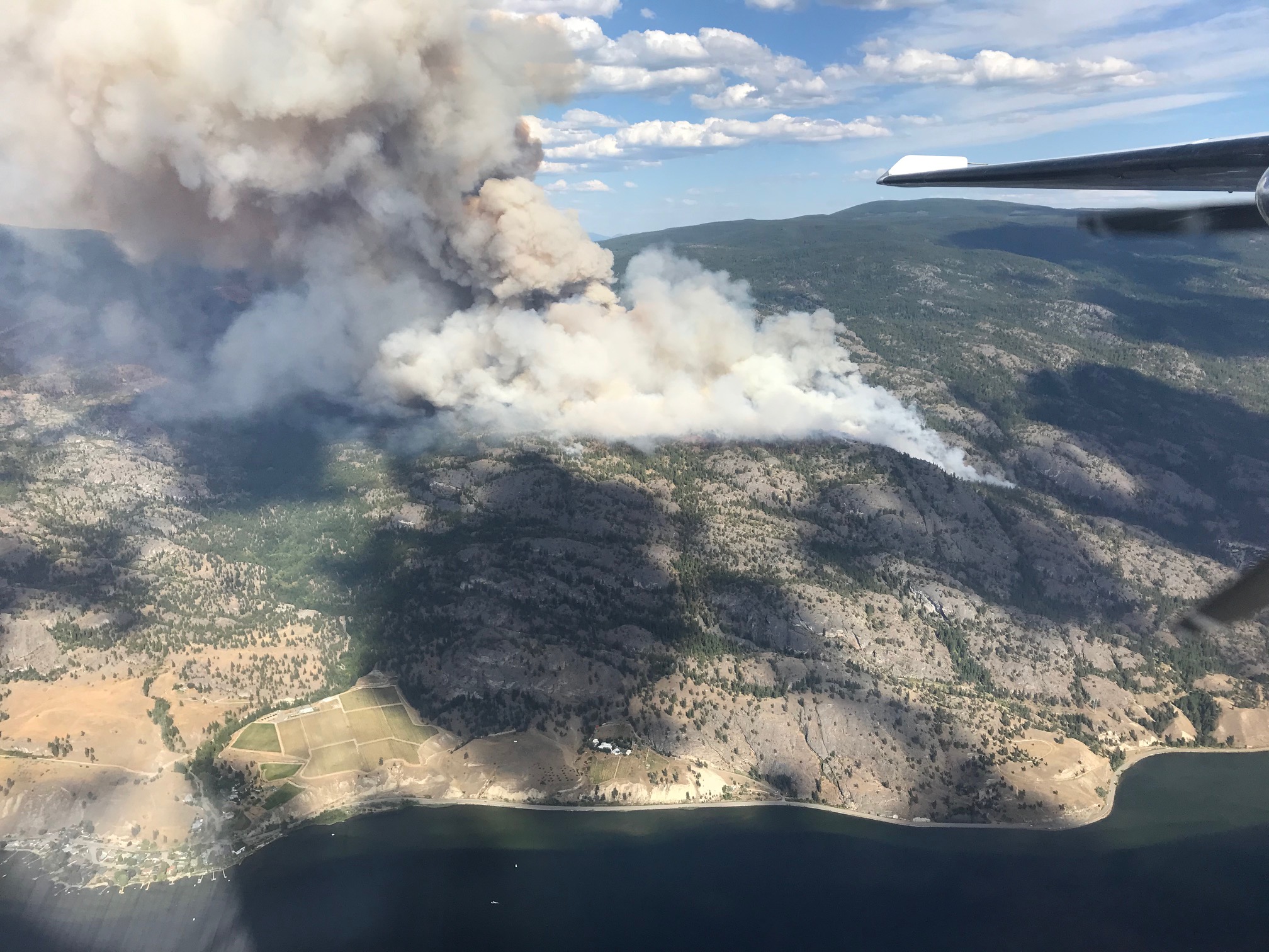 UPDATE Thousands on evac alert as fire grows to 1,400 hectares south