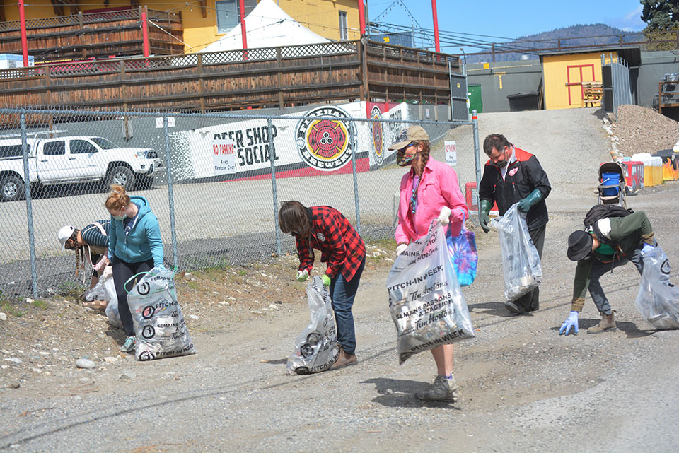 Groups pitch in for Earth Day in Oliver