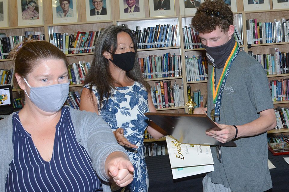 SOSS recognizes top students with awards