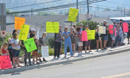 COVID vaccination issue prompts rally in Oliver