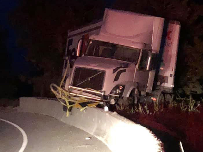 Big truck misses hairpin turn
