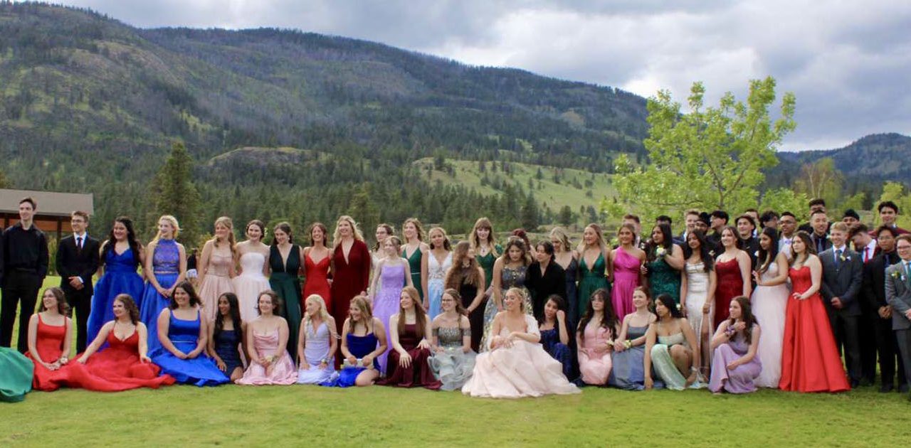 Prom fashions make great photos of SOSS grads