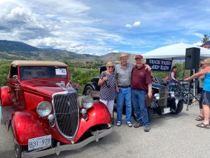 Bill and Lorrie Carter 1934 Ford Cabriolet award
