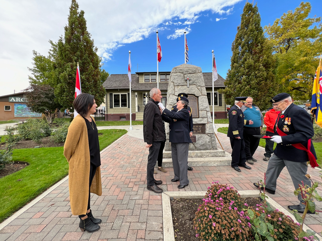 Oliver Legion pins poppies - TimesChronicle.ca