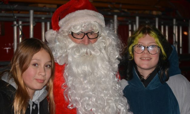 Collaboration lauded for successful Light-Up in Oliver