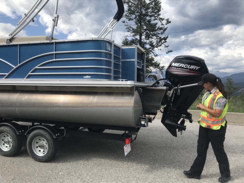 BC IMDP inspector checks watercraft near Radium