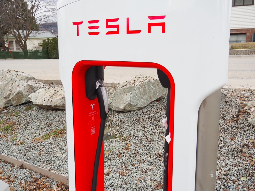 tesla vandalism4