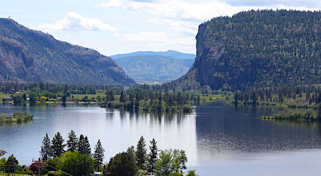 Is Vaseux Lake safe for swimming?
