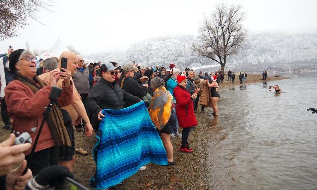 Daring ‘Desert Dippers’ take chilly New Year’s plunge
