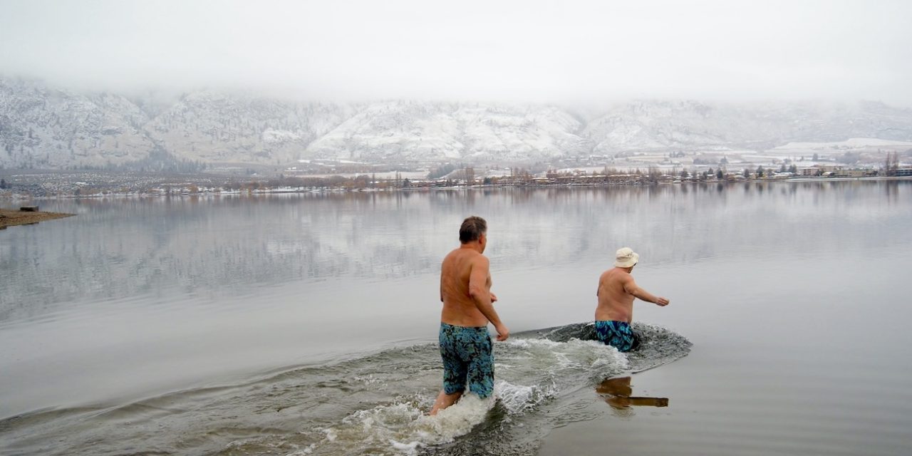 Daring ‘Desert Dippers’ take chilly New Year’s plunge