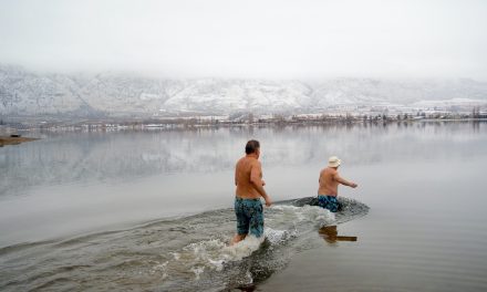 Daring ‘Desert Dippers’ take chilly New Year’s plunge