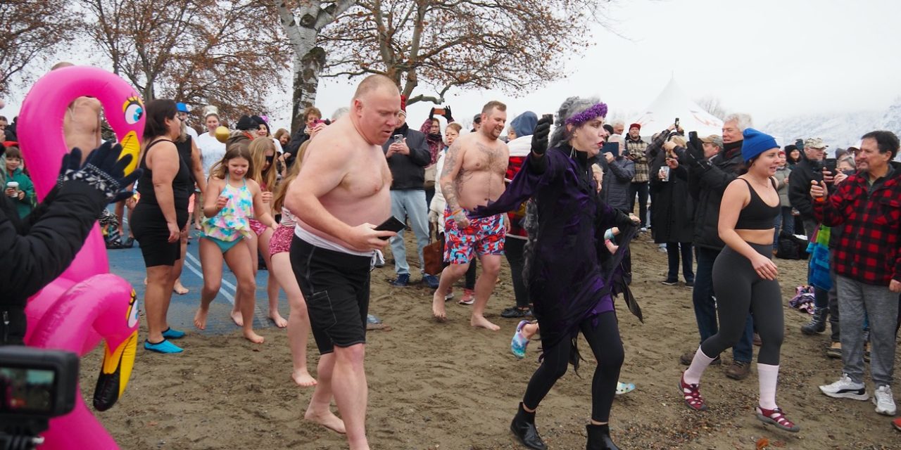 Daring ‘Desert Dippers’ take chilly New Year’s plunge