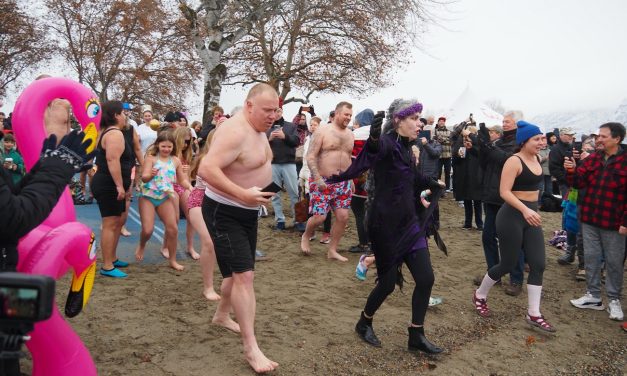 Daring ‘Desert Dippers’ take chilly New Year’s plunge