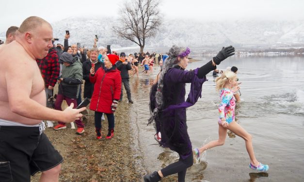 Daring ‘Desert Dippers’ take chilly New Year’s plunge