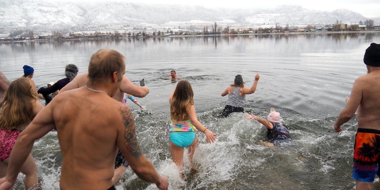 Daring ‘Desert Dippers’ take chilly New Year’s plunge