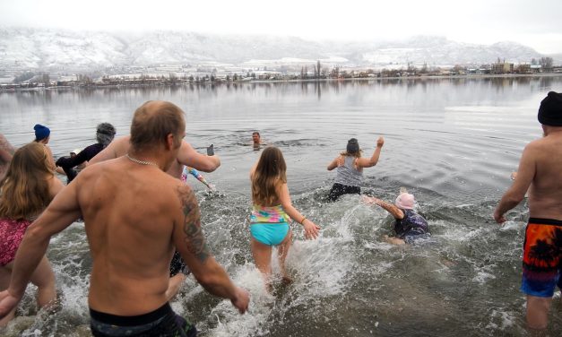 Daring ‘Desert Dippers’ take chilly New Year’s plunge