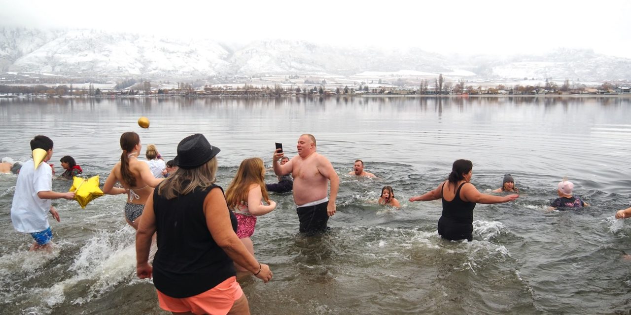 Daring ‘Desert Dippers’ take chilly New Year’s plunge