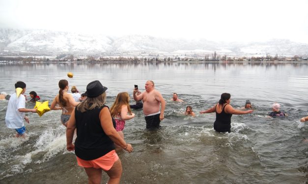 Daring ‘Desert Dippers’ take chilly New Year’s plunge