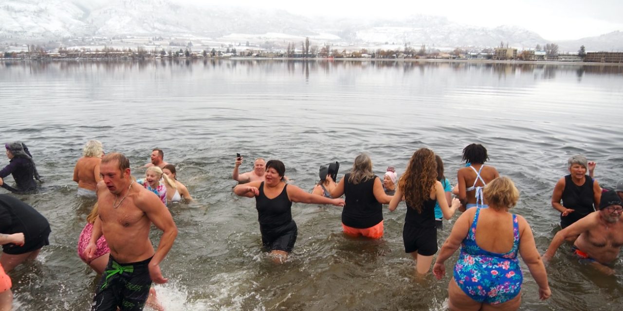 Daring ‘Desert Dippers’ take chilly New Year’s plunge