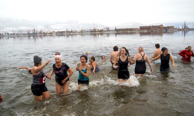 Daring ‘Desert Dippers’ take chilly New Year’s plunge
