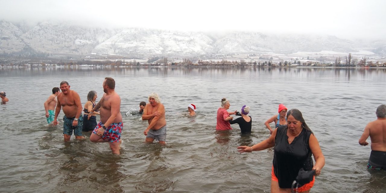 Daring ‘Desert Dippers’ take chilly New Year’s plunge