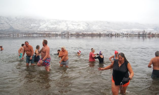Daring ‘Desert Dippers’ take chilly New Year’s plunge