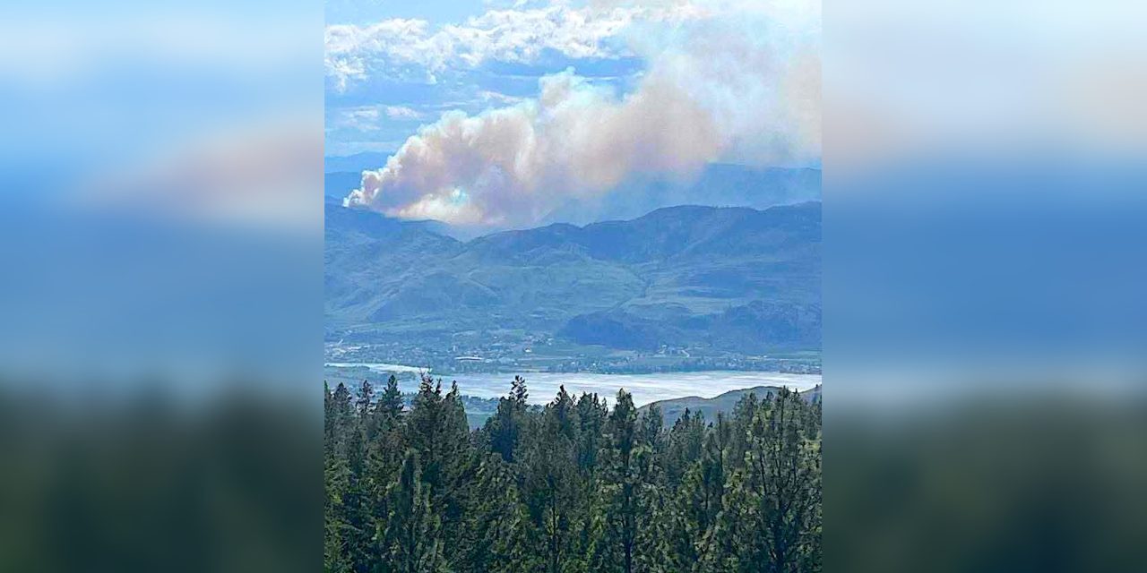 BC Wildfire air tanker assisting in Washington fire