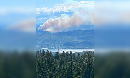 BC Wildfire air tanker assisting in Washington fire