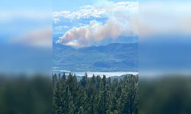 BC Wildfire air tanker assisting in Washington fire