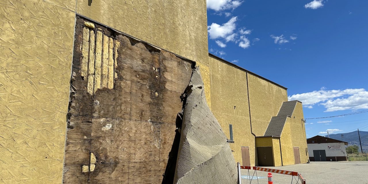 Desert Park suffers a blow from wind gusts