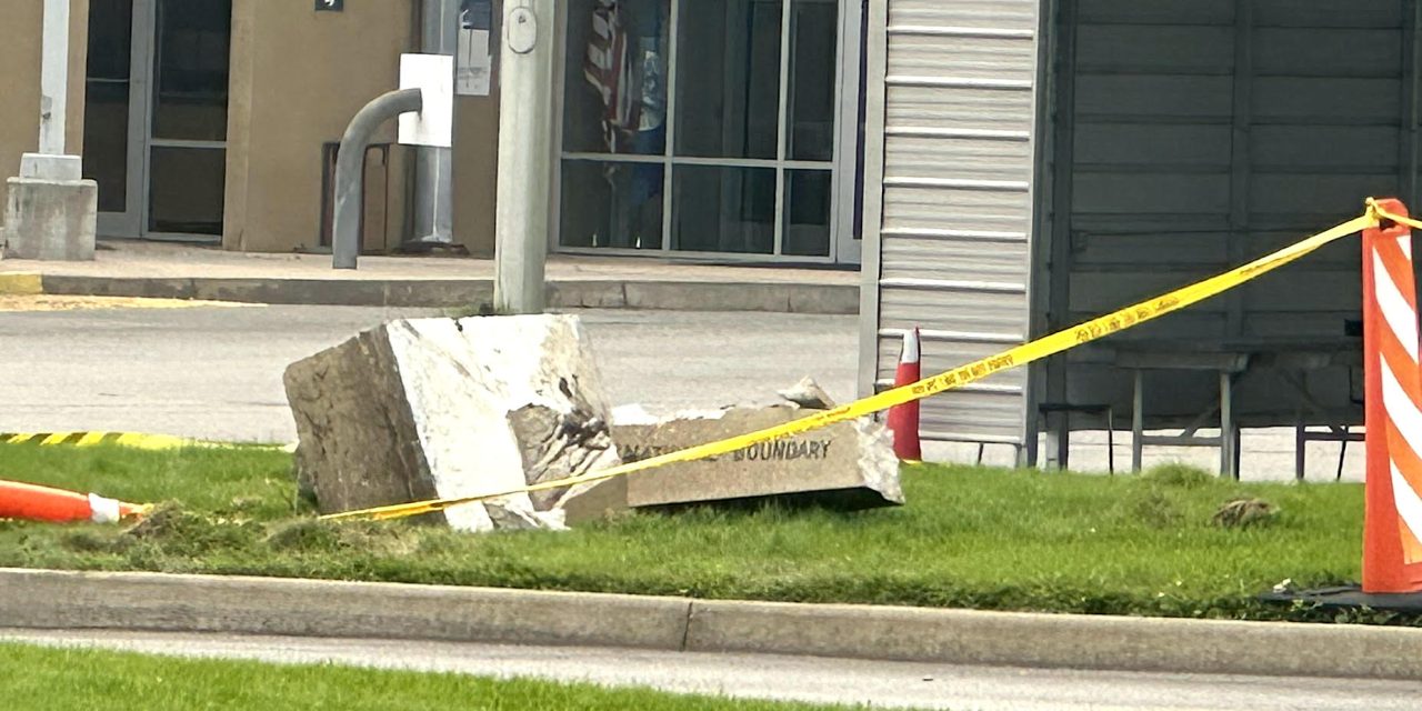 Drunk driver crashes border, destroys monuments