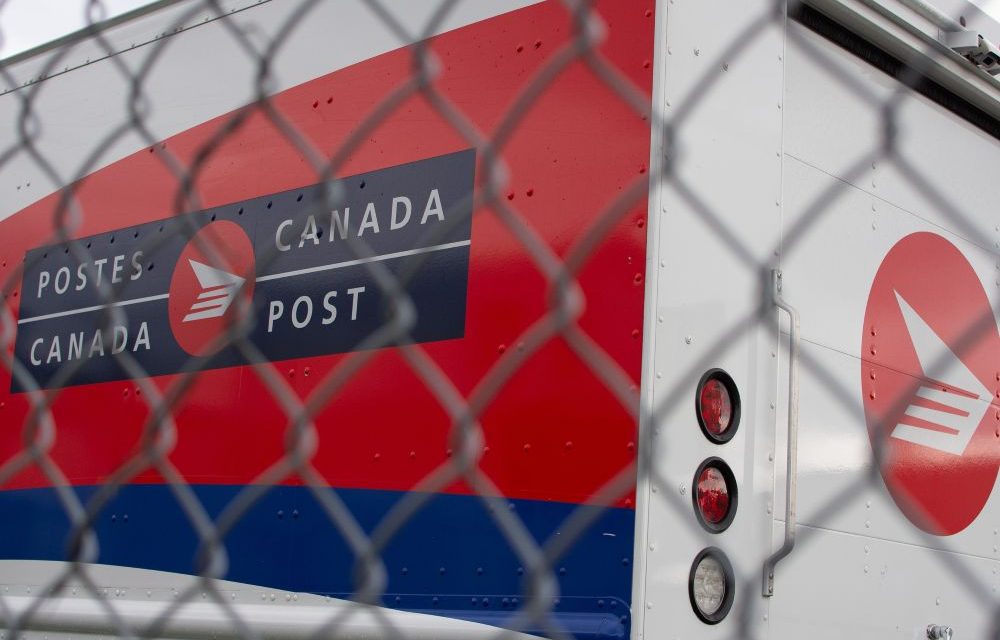 Minister says he’s ready to allow big job cuts at Canada Post