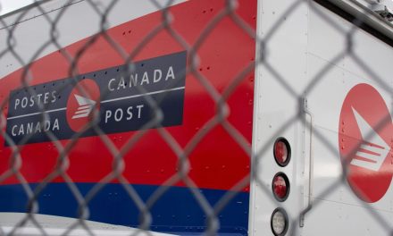 Minister says he’s ready to allow big job cuts at Canada Post